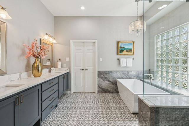 8904 Meadowknoll Drive, Dallas, TX 75243