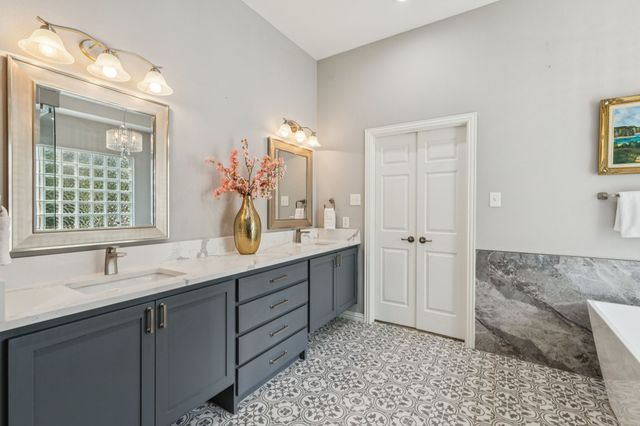 8904 Meadowknoll Drive, Dallas, TX 75243