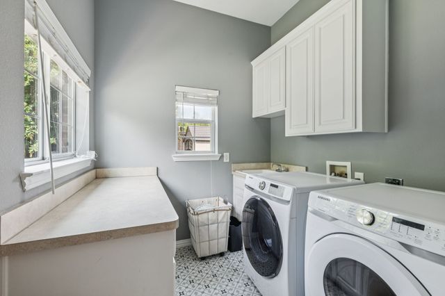 8904 Meadowknoll Drive, Dallas, TX 75243