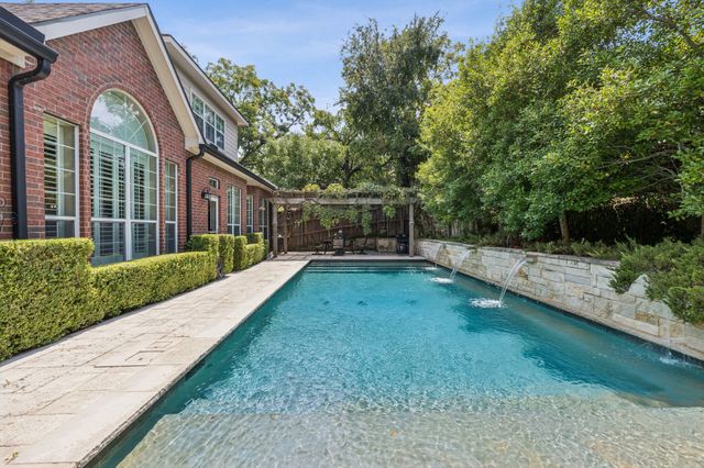 8904 Meadowknoll Drive, Dallas, TX 75243