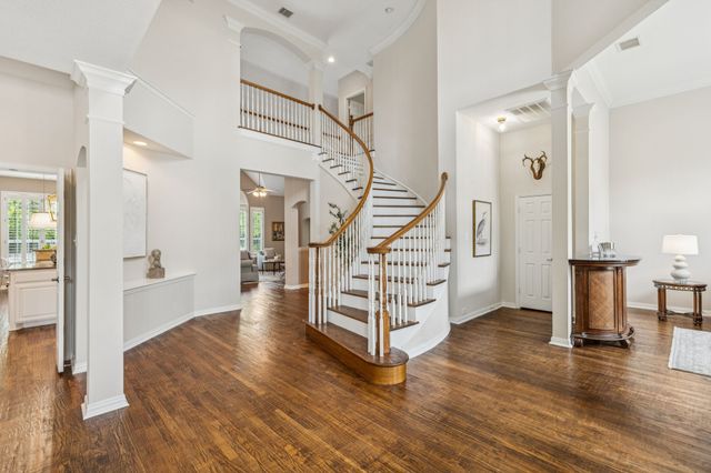 8904 Meadowknoll Drive, Dallas, TX 75243