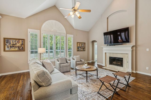 8904 Meadowknoll Drive, Dallas, TX 75243