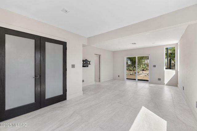 6640 N Camino Padre Isidoro, Tucson, AZ 85718