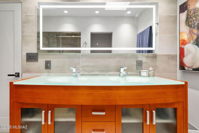 6640 N Camino Padre Isidoro, Tucson, AZ 85718