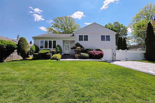 110 Briarwood Lane, Plainview, NY 11803