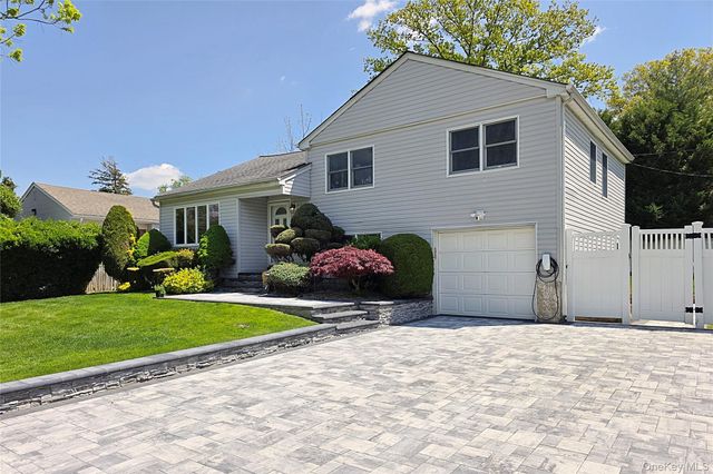 110 Briarwood Lane, Plainview, NY 11803