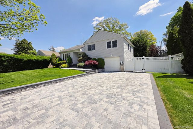 110 Briarwood Lane, Plainview, NY 11803