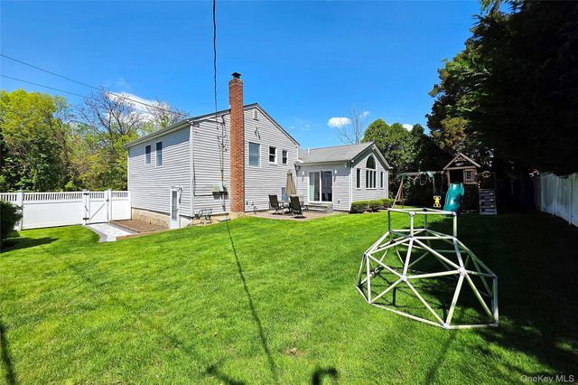 110 Briarwood Lane, Plainview, NY 11803
