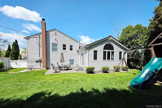 110 Briarwood Lane, Plainview, NY 11803