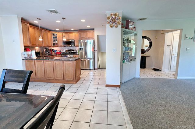 110 Briarwood Lane, Plainview, NY 11803