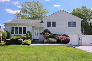 110 Briarwood Lane, Plainview, NY 11803