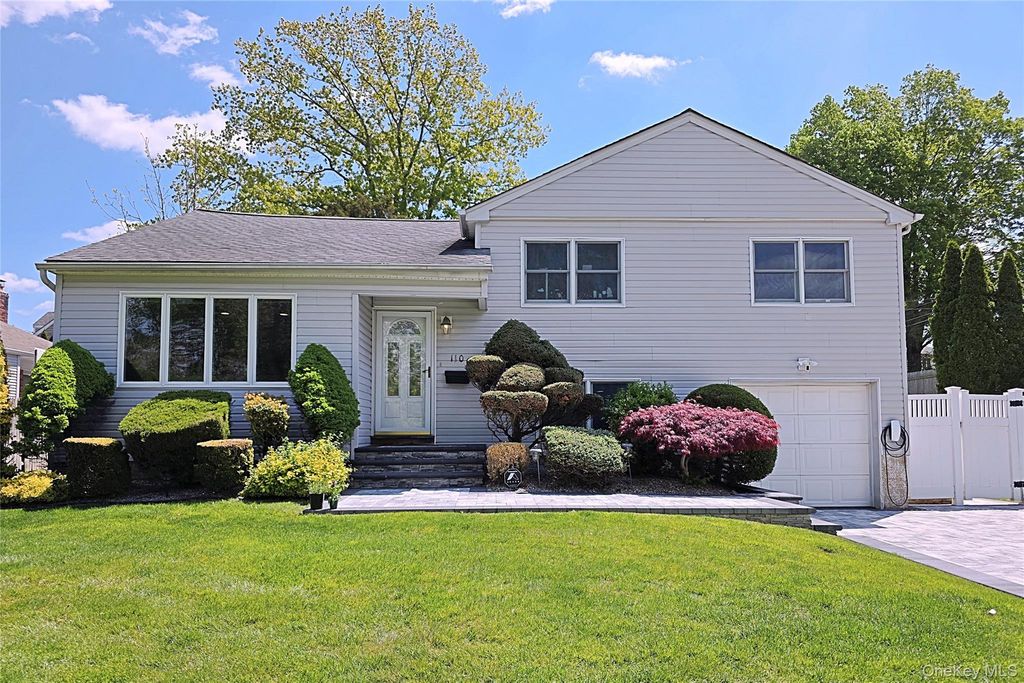 110 Briarwood Lane, Plainview, NY 11803