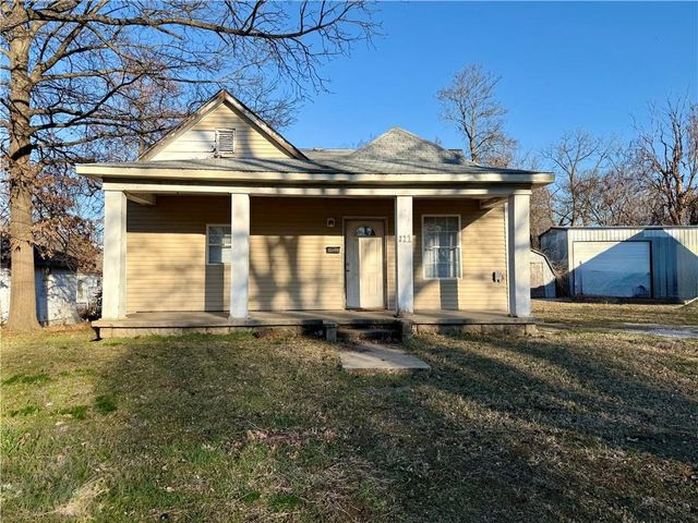 221 N Clay Street, Nevada, MO 64772