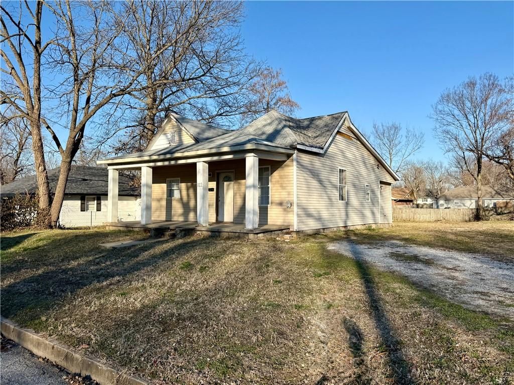 221 N Clay Street, Nevada, MO 64772