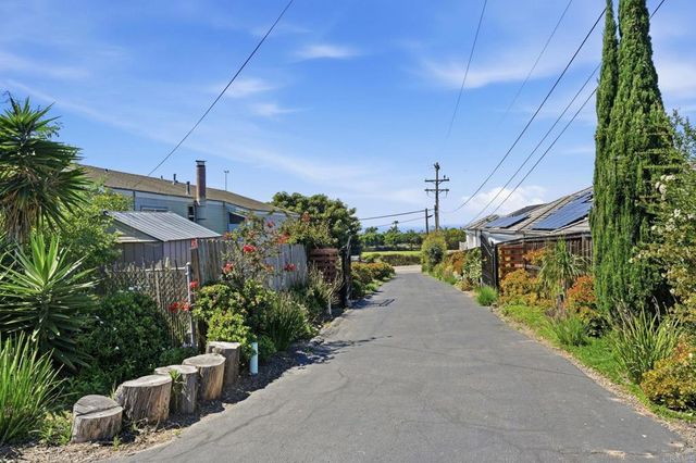 1355 Rainbow Ridge Lane, Encinitas, CA 92024