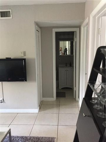 2741 NE 8th Avenue 14, Wilton Manors, FL 33334
