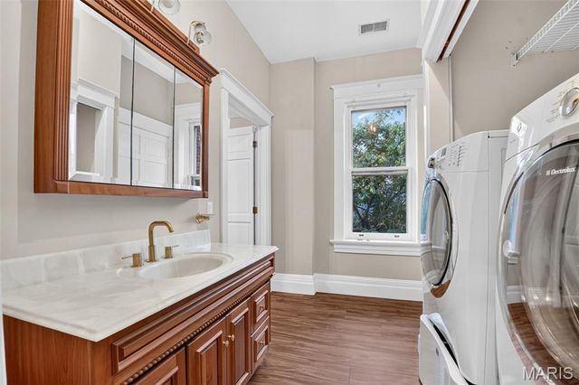 552 Clark Street, St Charles, MO 63301