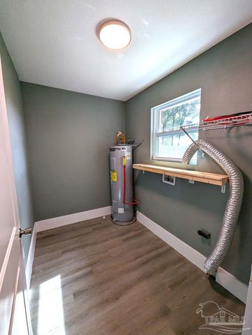 6045 Hamilton Bridge Rd, Milton, FL 32570