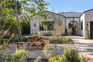 23236 Hatteras Street, Woodland Hills (los Angeles), CA 91367