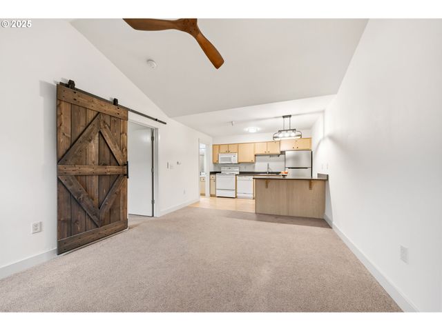 9837 Ne IRVING St 322, Portland, OR 97220