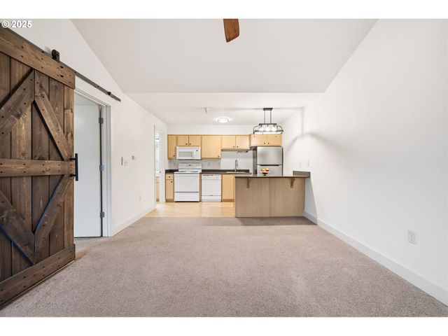 9837 Ne IRVING St 322, Portland, OR 97220