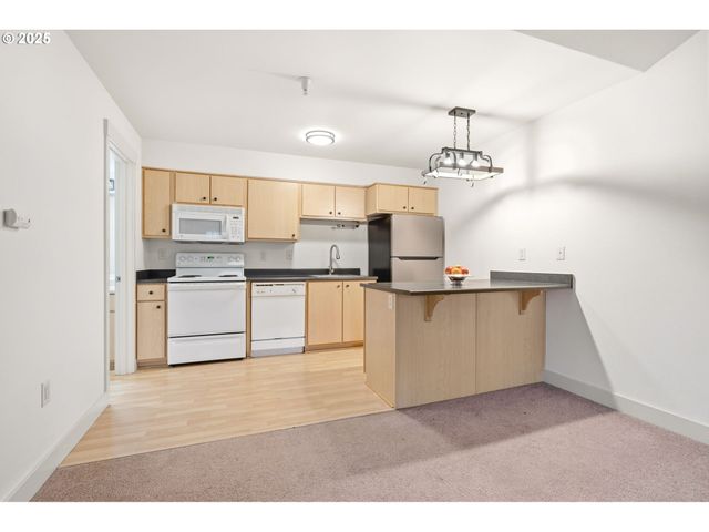 9837 Ne IRVING St 322, Portland, OR 97220