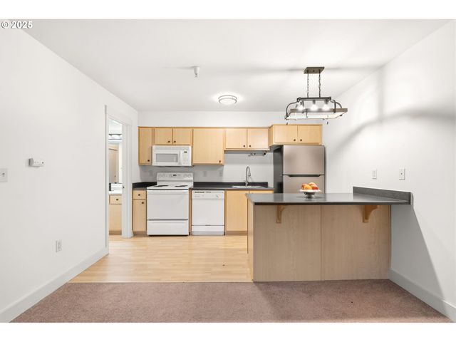 9837 Ne IRVING St 322, Portland, OR 97220