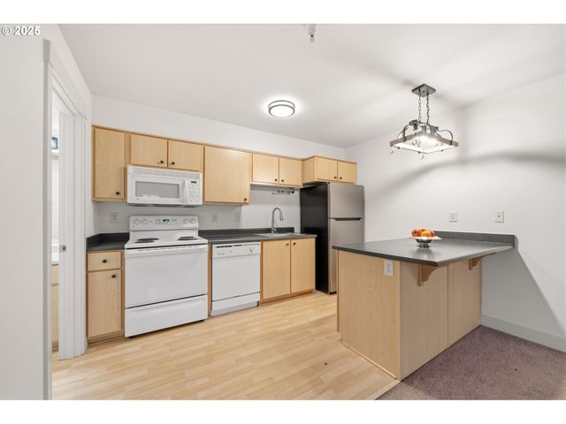 9837 Ne IRVING St 322, Portland, OR 97220