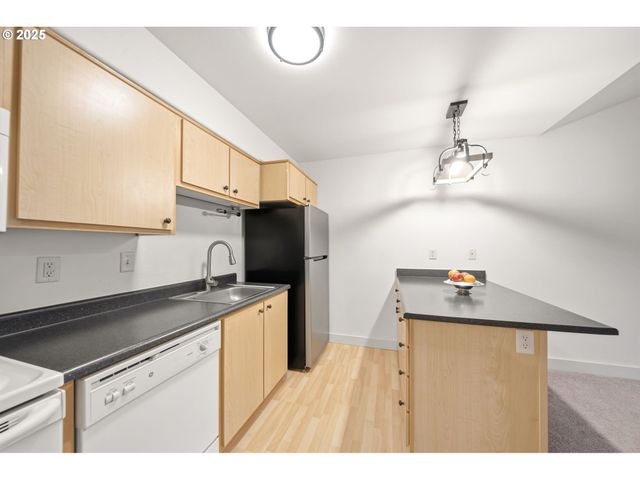 9837 Ne IRVING St 322, Portland, OR 97220