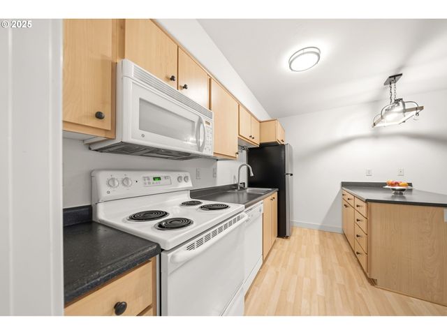 9837 Ne IRVING St 322, Portland, OR 97220