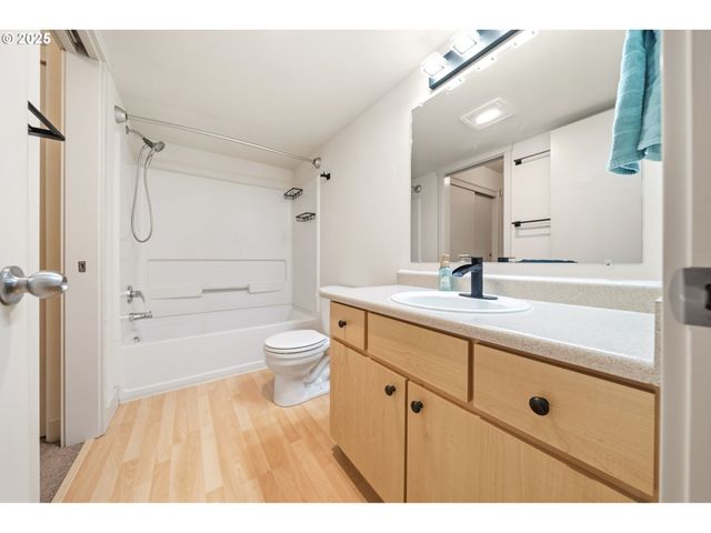 9837 Ne IRVING St 322, Portland, OR 97220