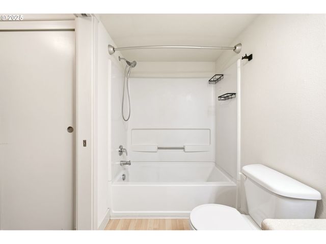 9837 Ne IRVING St 322, Portland, OR 97220