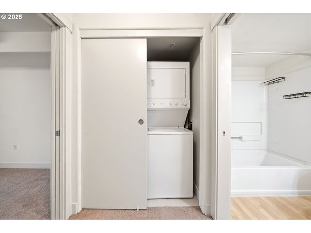 9837 Ne IRVING St 322, Portland, OR 97220