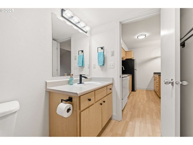 9837 Ne IRVING St 322, Portland, OR 97220