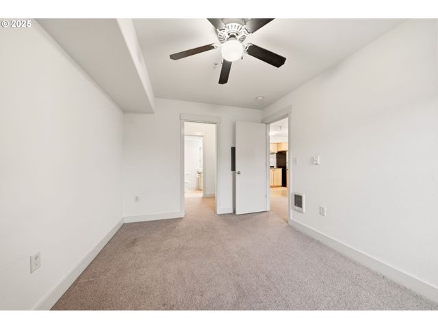 9837 Ne IRVING St 322, Portland, OR 97220