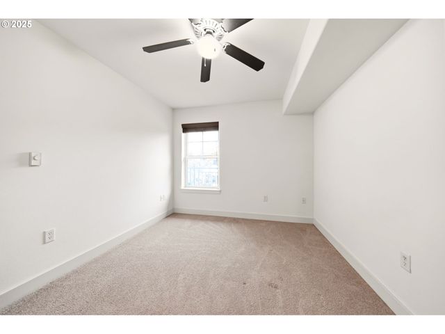 9837 Ne IRVING St 322, Portland, OR 97220