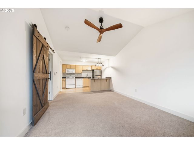 9837 Ne IRVING St 322, Portland, OR 97220