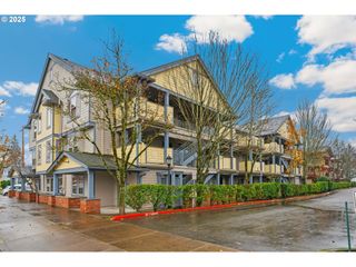 9837 Ne IRVING St 322, Portland, OR 97220