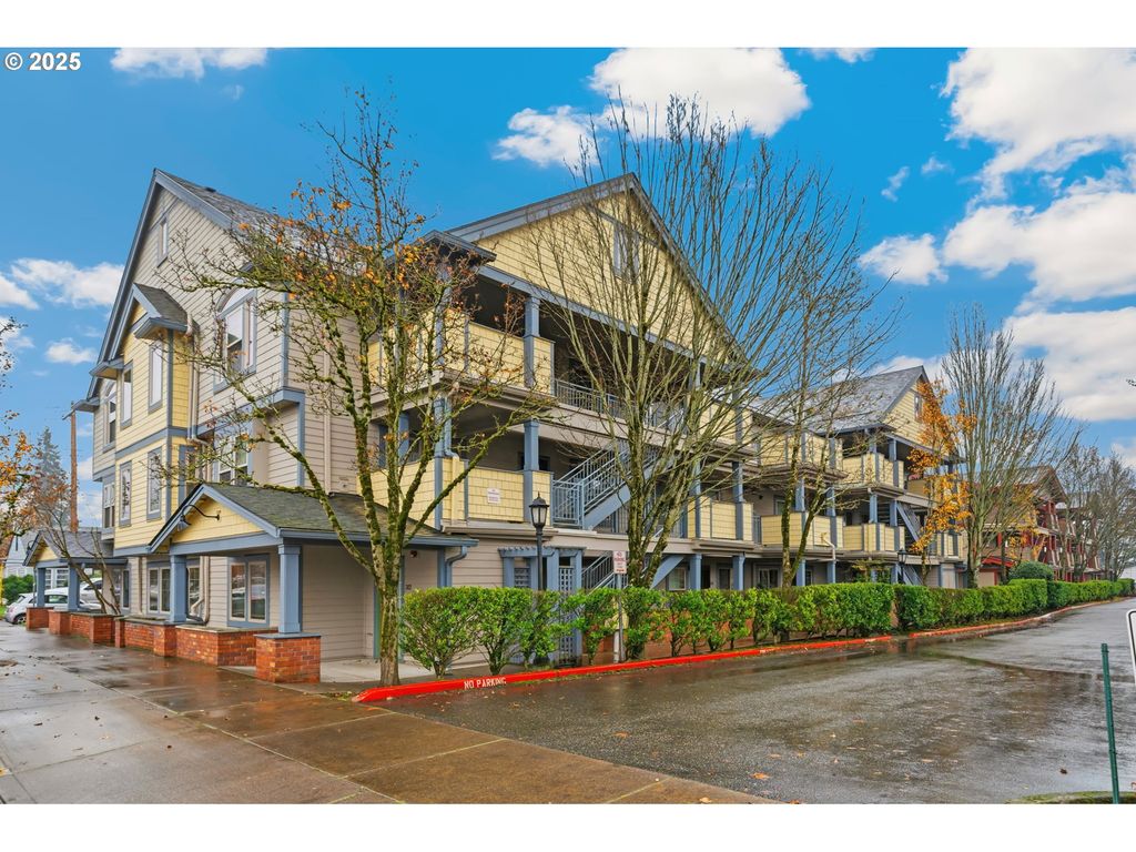 9837 Ne IRVING St 322, Portland, OR 97220