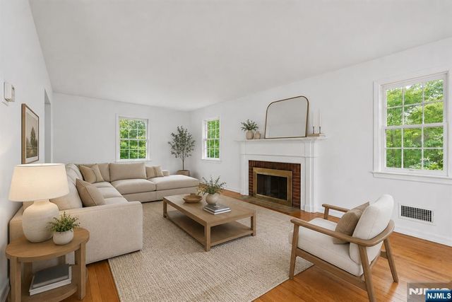 18 Mountainside Drive, Wayne, NJ 07470