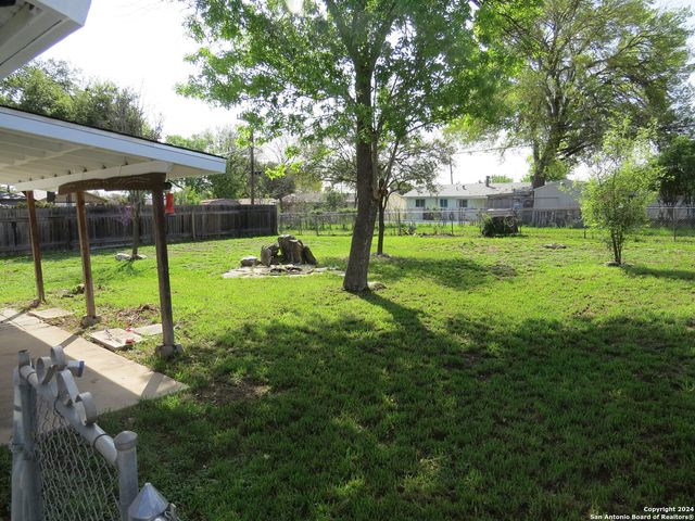 842 HORSESHOE TRL, Universal City, TX 78148
