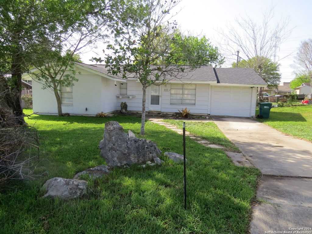 842 HORSESHOE TRL, Universal City, TX 78148