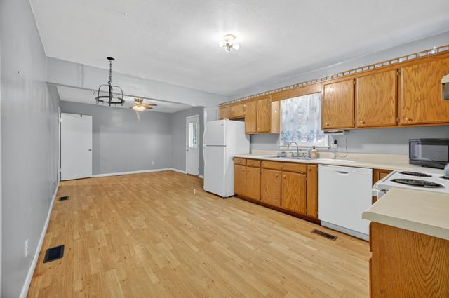 15 Oak Dr, Fayetteville, TN 37334