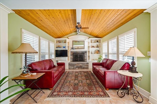 1215 Arno Road, Kansas City, MO 64113