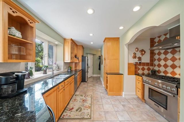 1215 Arno Road, Kansas City, MO 64113