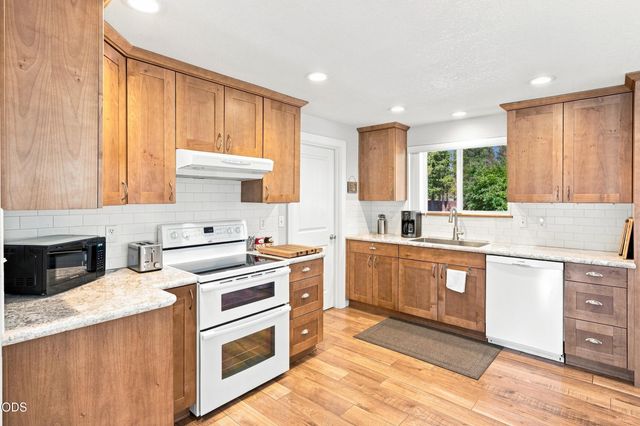 16108 Leona Lane, La Pine, OR 97739