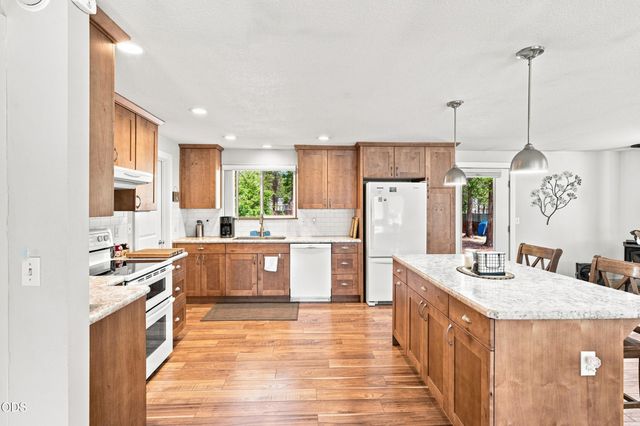 16108 Leona Lane, La Pine, OR 97739