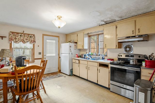 15 Crescent Rd, Woburn, MA 01801