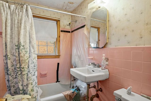 15 Crescent Rd, Woburn, MA 01801