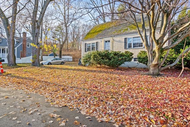 15 Crescent Rd, Woburn, MA 01801